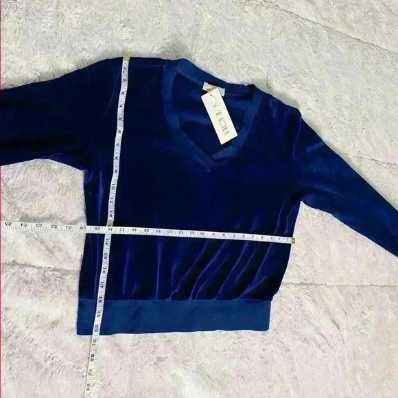 *NWT* Suzie Kondi The Vari V-Neck Top in Velour - Picture 6 of 10